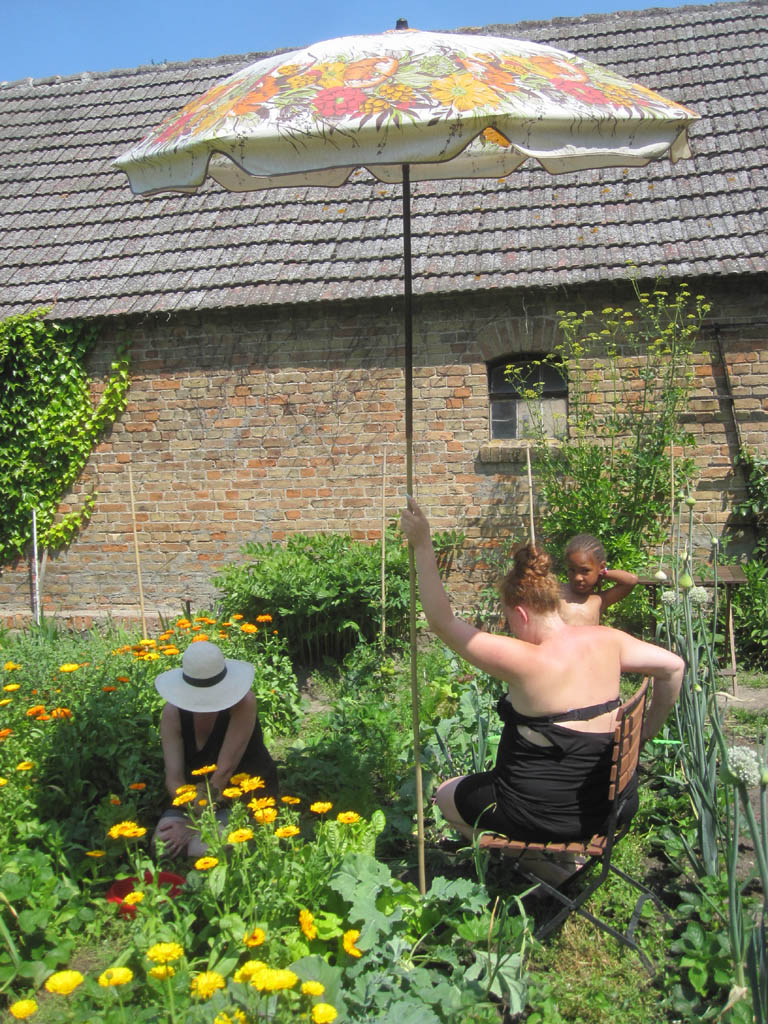 Gartenarbeit im Sommer...arbeiten und genießen